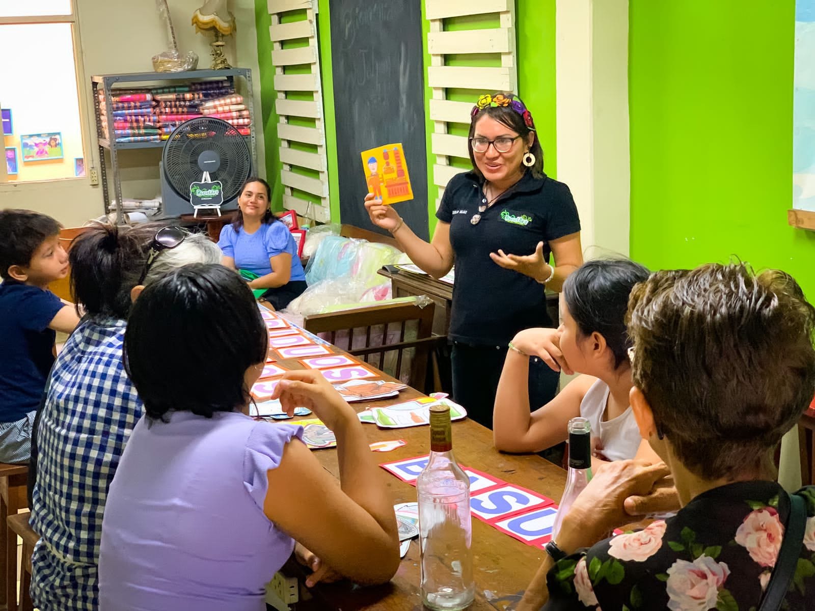 Emprendedora en sesión de formación, donde participantes aprenden y comparten conocimientos en un entorno práctico.