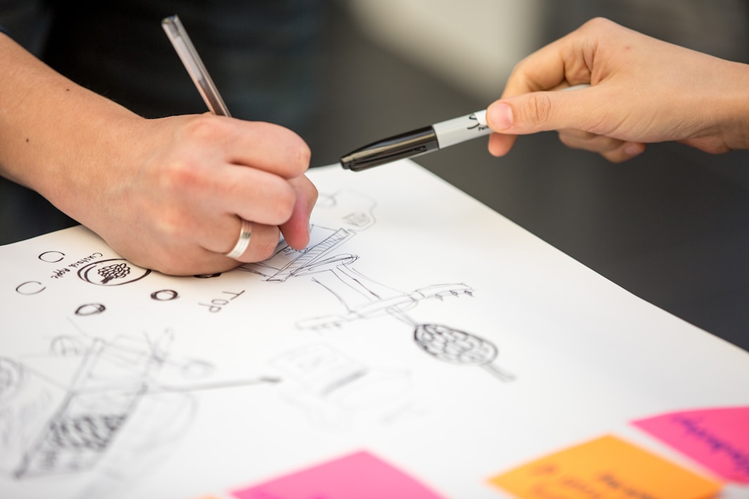 Trabajo en equipo en sesión de innovación.