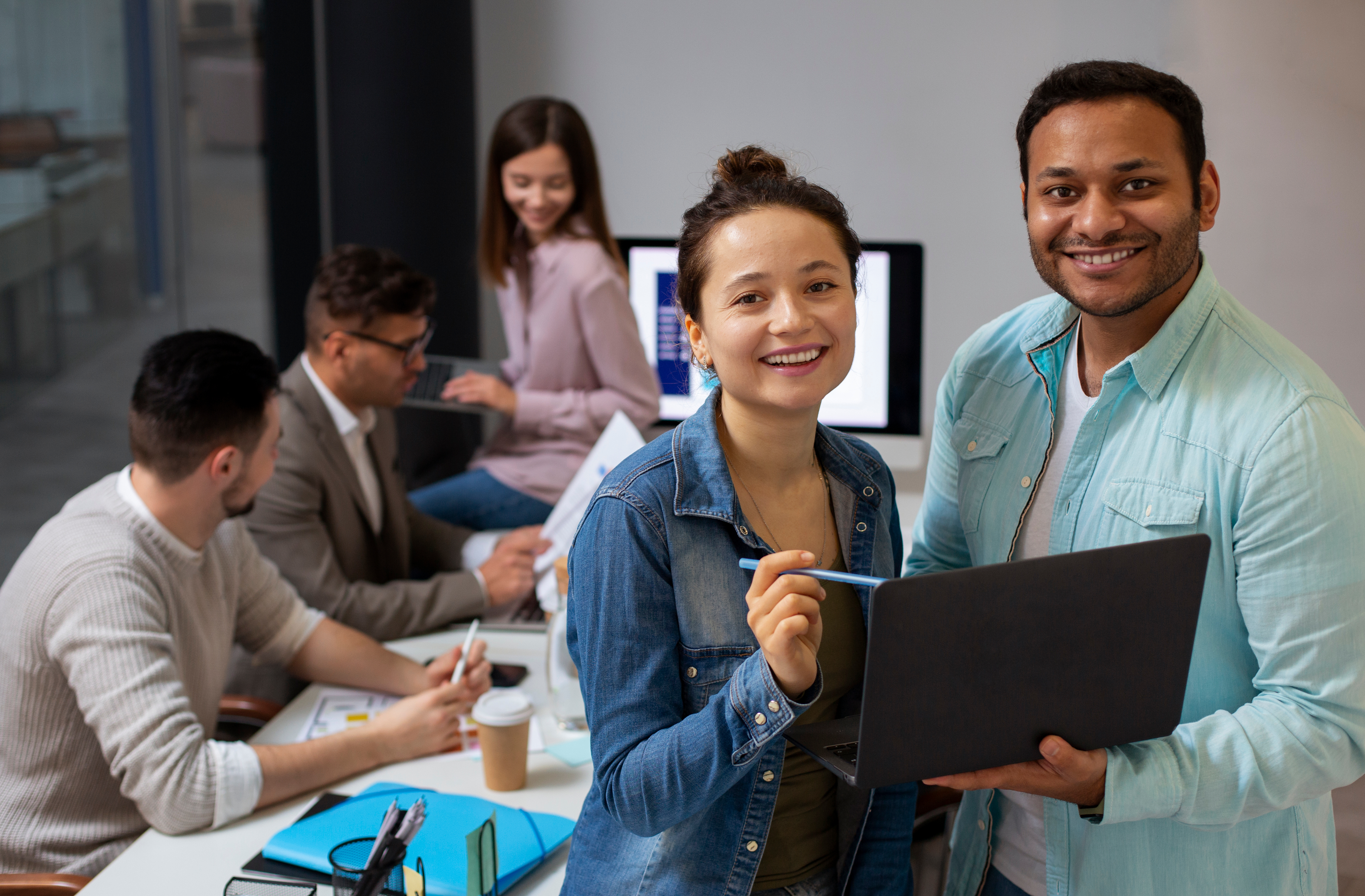 Participantes colaborando en sesión de trabajo, desarrollando ideas de emprendimiento en un entorno formativo.
