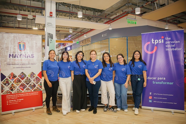 Equipo de una startup en una reunión comercial B2B con un cliente potencial.