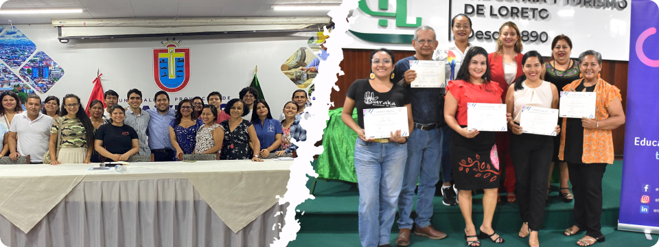 A la izquierda Grupo de participantes reunidos en espacio institucional, representando finalización de programa y fortalecimiento comunitario. A la derecha Participantes mostrando certificados en evento comunitario, reflejando logros y desarrollo de capacidades.