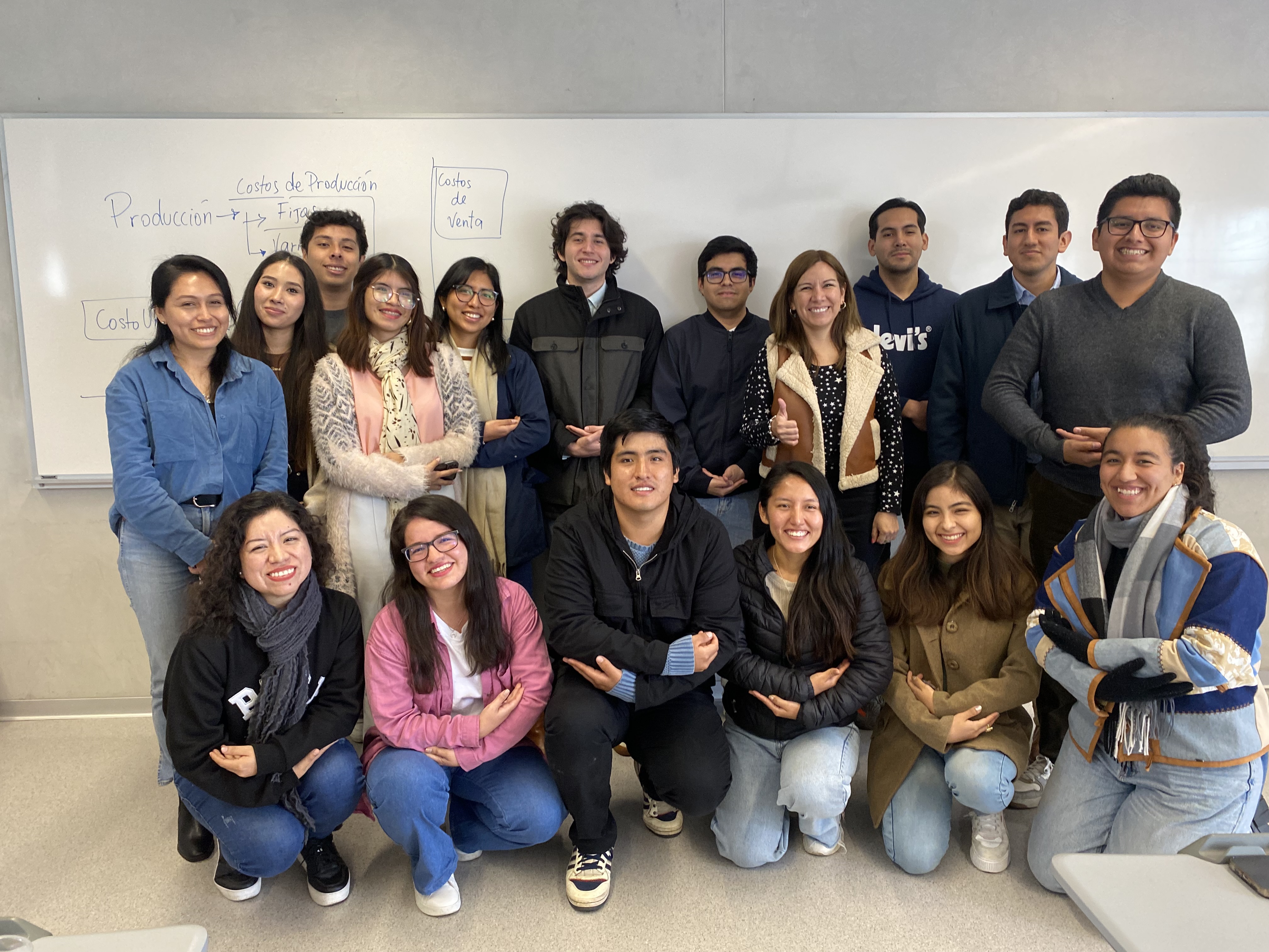 Grupo de miembros de TPSI reunidos en un espacio interior, representando liderazgo, mentoría y compromiso con el impacto social.