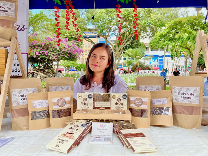 Emprendedora exhibiendo productos amazónicos.