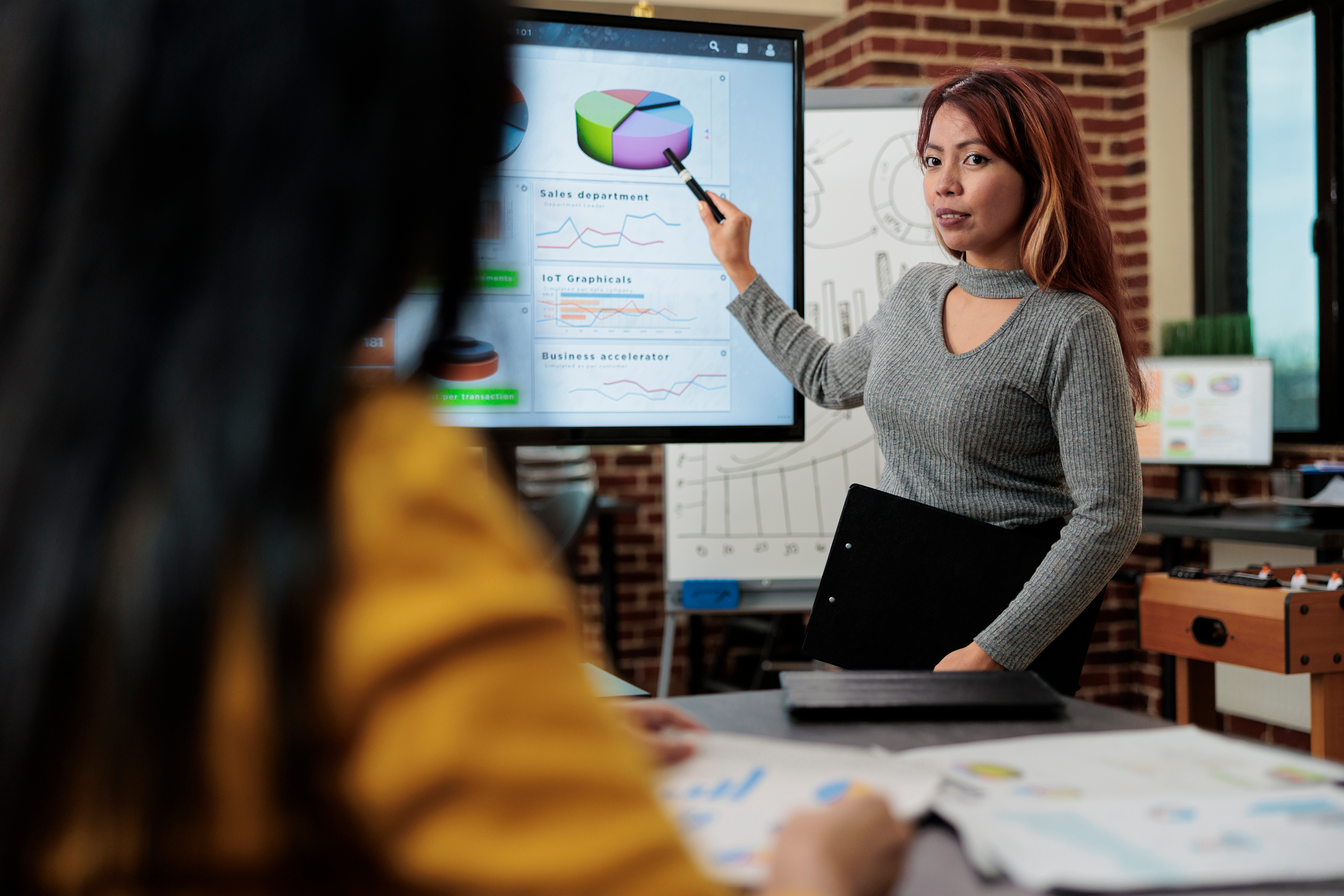 Facilitación explicando conceptos durante sesión formativa, apoyándose en recursos visuales para el desarrollo de ideas de negocio.